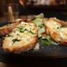 Knoblauchbrot mit Käse überbacken
