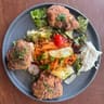 Kolokithokeftedes mit Salat