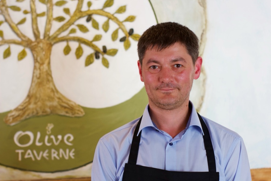 Tomas, Gastgeber der Taverne Olive